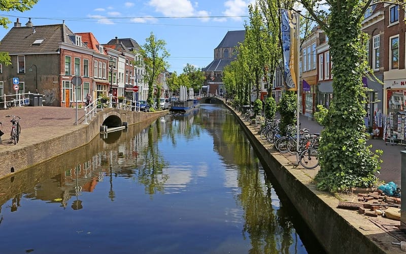 00_0781_Canal_in_Delft_(NL).jpeg